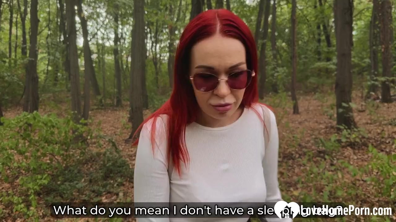 ヒッチハイカーの彼女がしっかりと硬いペニスを手に入れる