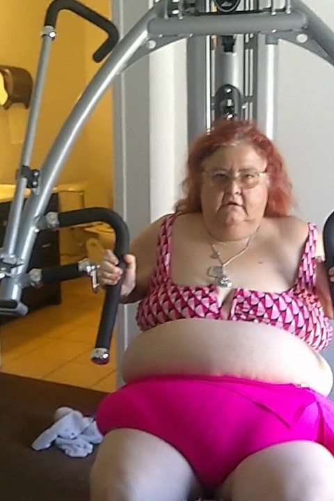 Η μεγάλη νοσοκόμα ομορφιάς Vicki γυμνάζεται στο γυμναστήριο μέρος 1