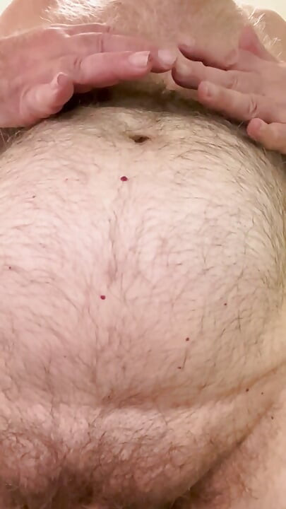 칼 코치가 털복숭이 배를 문지르다 6940