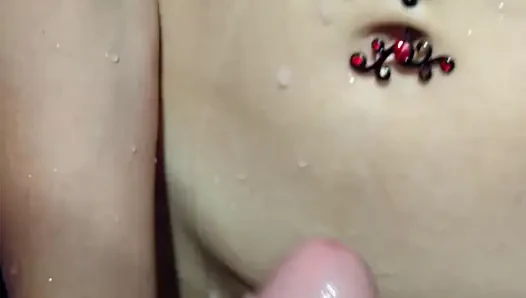 Schöne nackte MILF spielt mit einem saugnapf-dildo und hat spaß mit dem sperma ihres ehemanns in der dusche.