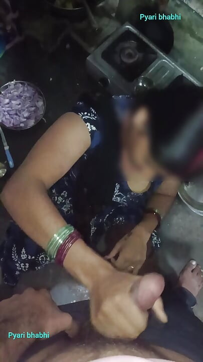 Sister-in-law in the kitchen, sister-in-law took out the water of the brother-in-law's land, showing big boobs with her hands Hindi audio.