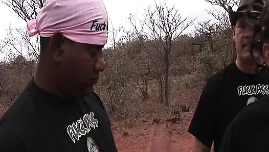 Kecantikan Terkubur di Pasir: Seks Fetish Luar Ruangan Liar