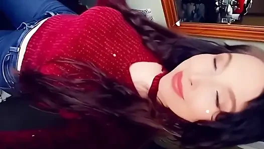 Ich zog draußen und drinnen für meinen 55-meter-fotografen aus, der mich geküsst und königlich fickte, nachdem ich seinen großen schwanz gestreichelt habe