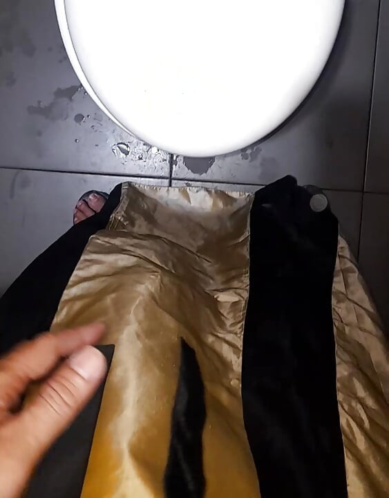Arany szatén selyem hosszúruhás estélyi ruha maszturbáció