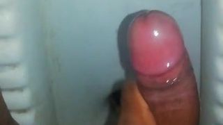 Un garçon se masturbe dans les toilettes avec de l'huile