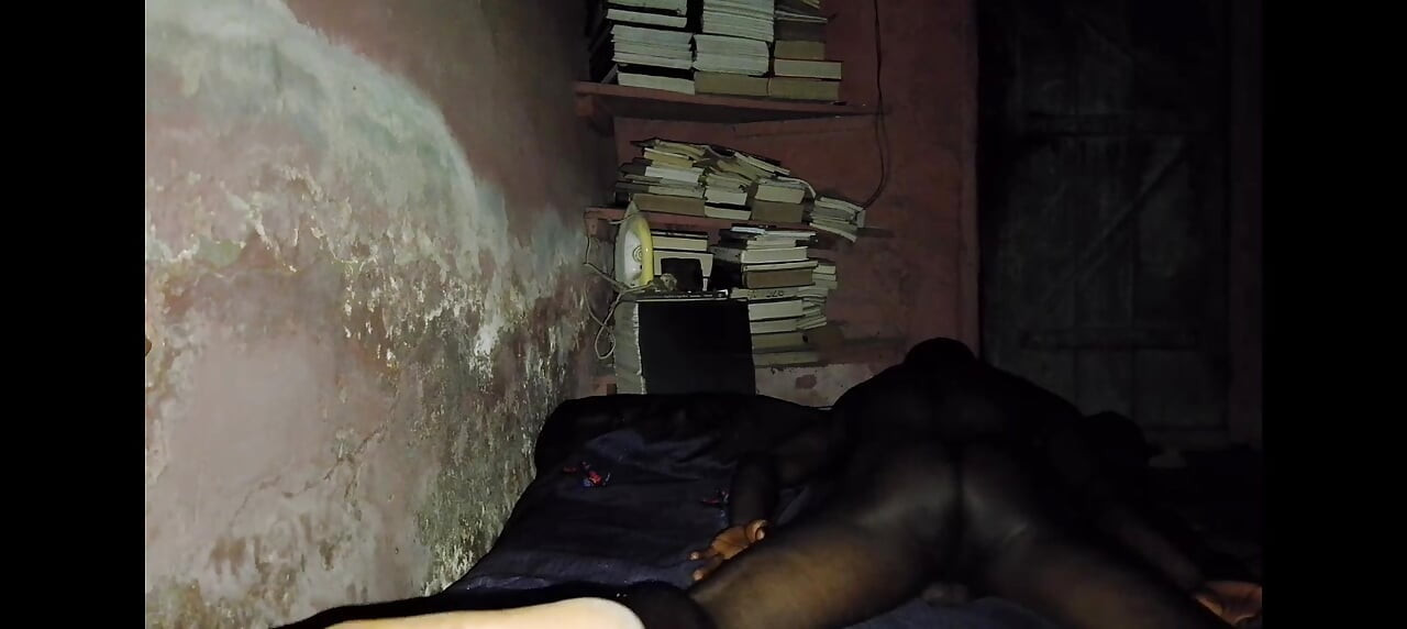 Bobby Johnson หนุ่มผิวดําแอฟริกันกําลังเย็ดกับเตียงของเขาอย่างจริงจัง แต่ไม่ได้มาบนผ้าปูที่นอนของเขา