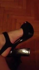 Olly si toglie una scarpa sexy feet