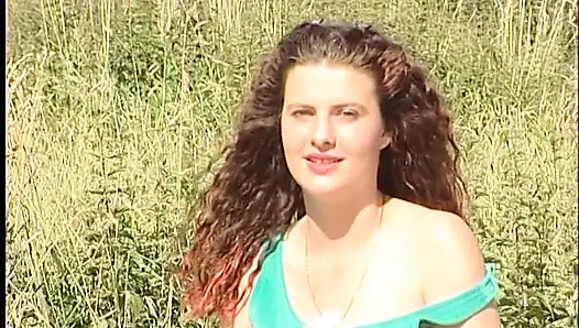 Vollbusige rothaarige teenagerin hebt kleid im freien