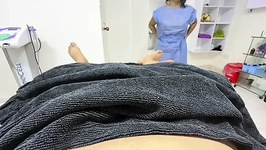 Массажистка позволяет мне прикоснуться к ее заднице в настоящем видео