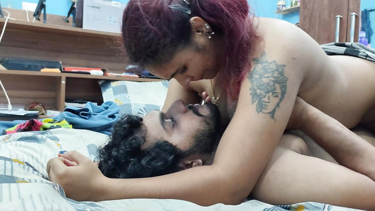 זוג עירום מנשק את צווארו, נעילת שפתיים ושפשוף גוף עירום