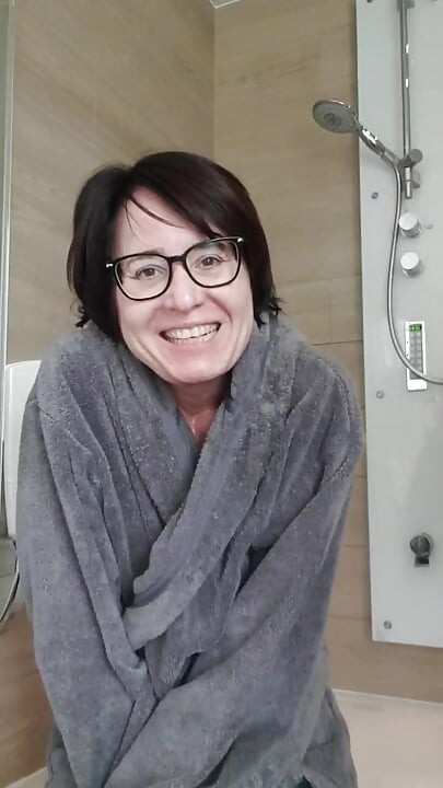 MILF se tušira s orgazmom