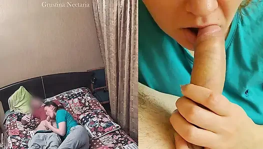 Спонтанный минет настоящей русской пары в спальне, снятый на две камеры