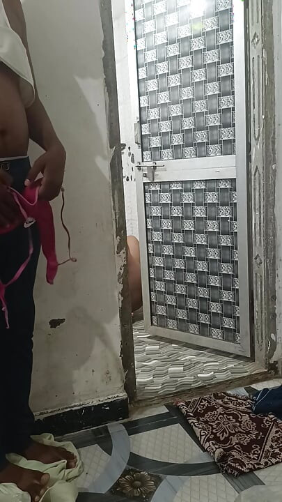 Desi India hot bhabhi washroom mein to chhod do