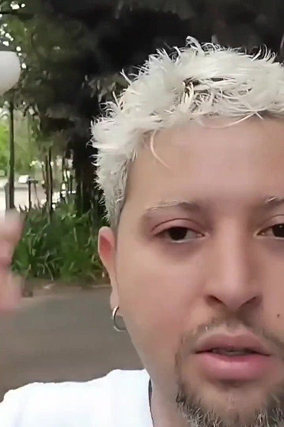 私は、友人をこっそり吸った後、公衆トイレで自分自身をチラ見せしているところを捕まりました。