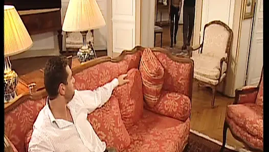 Немецкая милфа-домохозяйка-брюнетка с большой задницей получает двойное проникновение в FMM