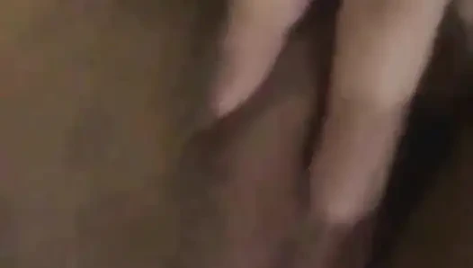 내 클리토리스를 문지르는 걸 즐기는 와일드엔글리쉬 비