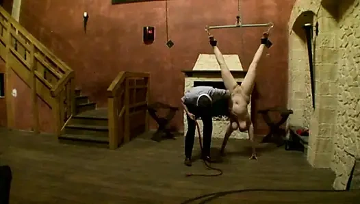 Cewek rambut pirang ini diikat dan dientot habis-habisan sama besar pria bdsm