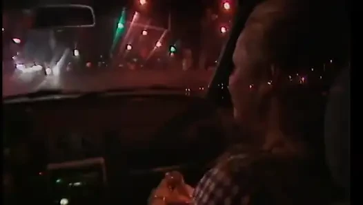 Возбужденный чувак раздвигает ноги сексуальных белых шлюшек и начиняет его большой член в ее мокрую щель