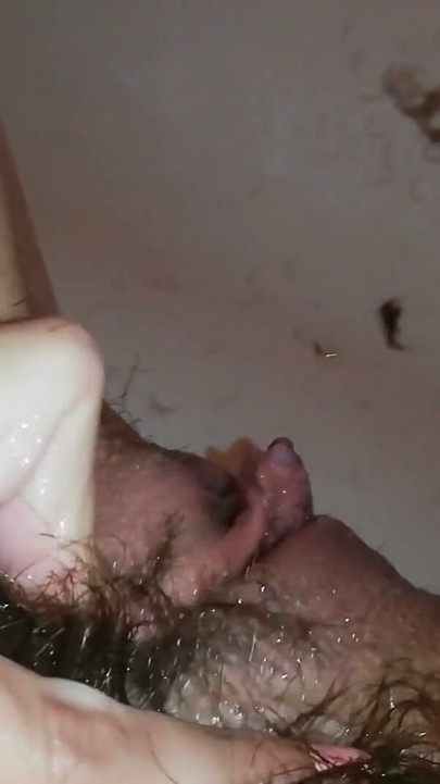 Pișare, apoi îmi rade pizda păroasă cu clitoris mare, prim-plan | Clip 3