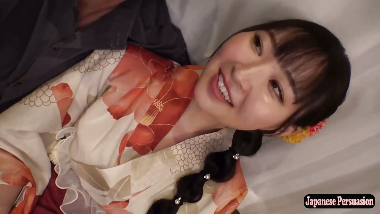 Yamato Nadeshiko belleza La heredera de una tienda Kimono disfruta de su elegante día de fiesta.