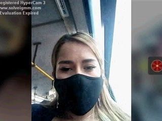 Chica en un autobús muestra sus tetas arriesgadas
