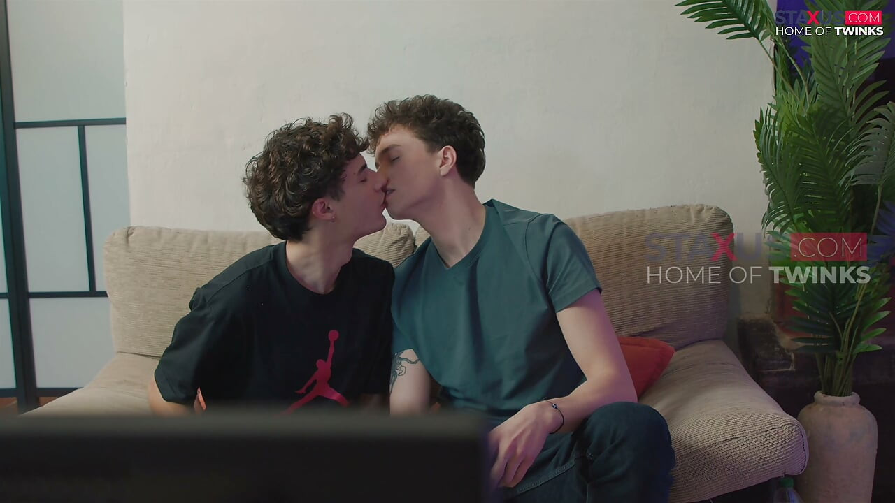 STAXUS :: Show me how you kiss your girlfriend !