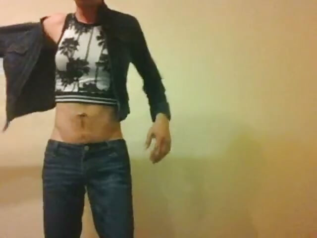 Transgirl försöker kläder jag inte längre äger (inget ljud / inget ljud)
