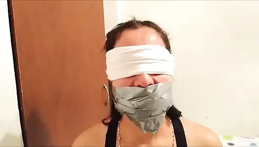 İlk ağzı tıkalı konuşma videosunda kendi ağzı tıkalı latin üvey anne