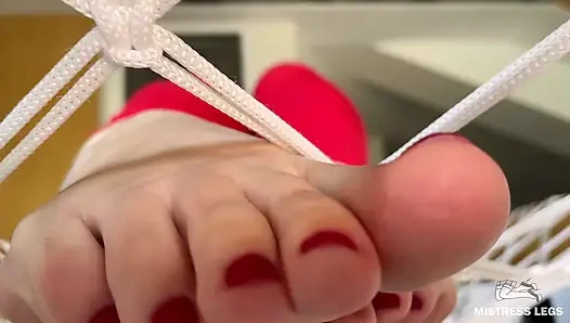 Uzun yalınayak ayak yakın çekim azdırıyor - hamakta buruşuk tabanlar ve kırmızı ayak parmakları