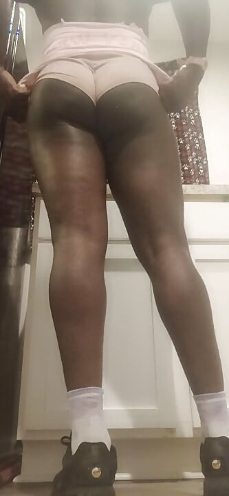 Tykk crossdresser bøyer seg