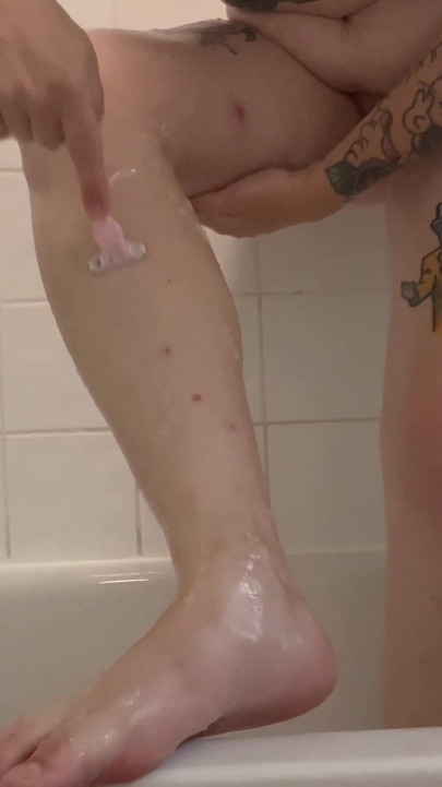 Rasiere meine haarigen beine in der dusche