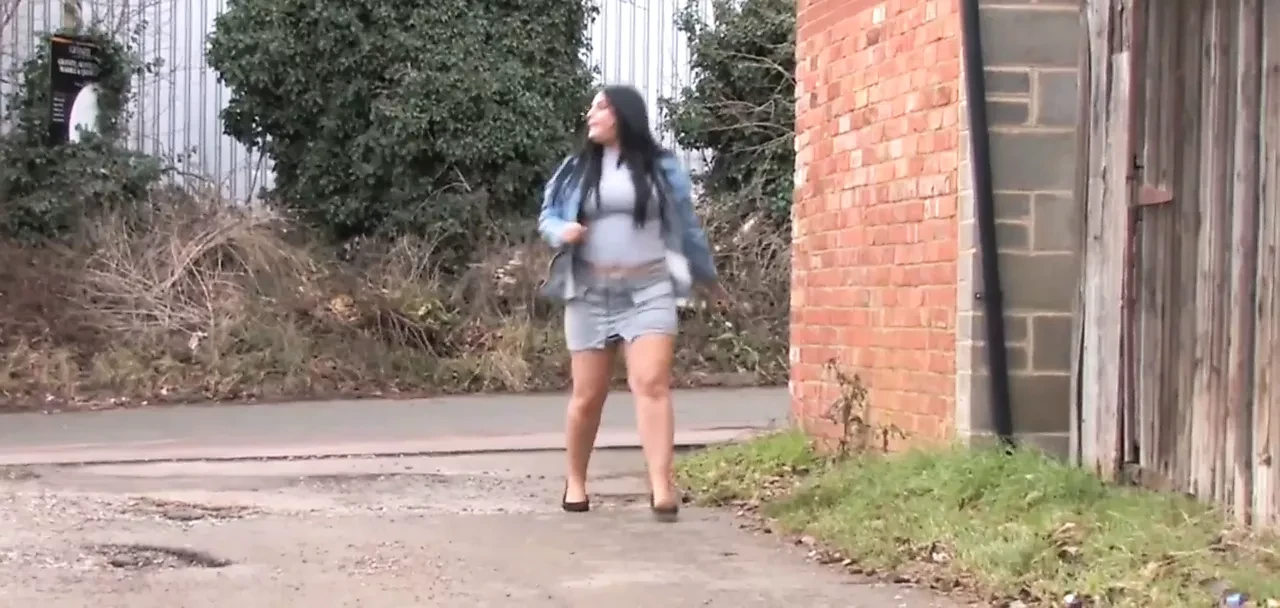 BBW Pissing Outside