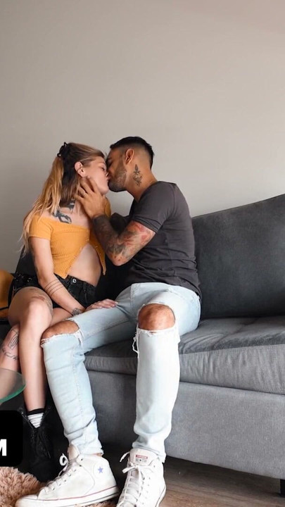 Junge amerikanische Vloggerin SammmNextDoor ist in Buenos Aires und hookt sich mit dem Argentinier-Stud AlexxxNextDoor auf | Clip 2
