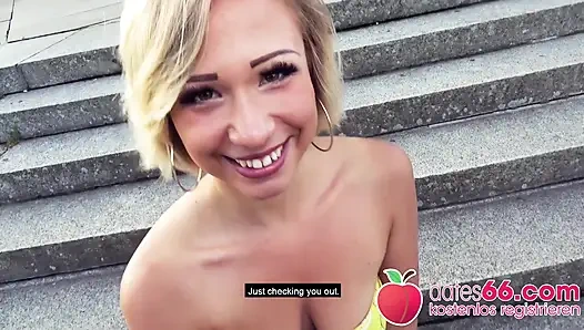 Gabi gold si bintang boket hot rambut pirang lagi asik di depan umum