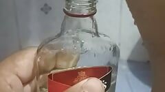 ラム酒瓶で放尿するバビ