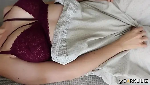 Tante bahenol lagi asik masturbasi sendirian sampai muncrat