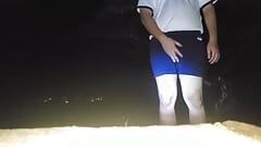 Японский паренек в pe-униформе и в трусиках мастурбирует в горах