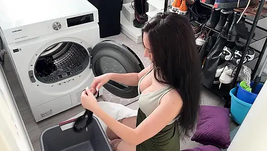 被卡住的继母说只有鸡巴才能放松她