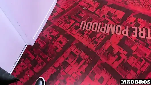 Seorang gadis Prancis yang baik memberikan pantatnya yang besar dan cantik untuk tinggal di kamar !!