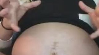 Беременная крошка показывает большой живот в любительском видео