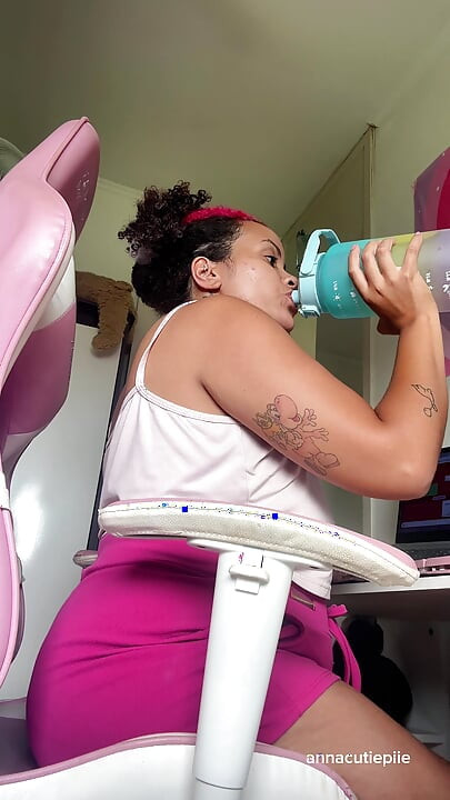 家庭辦公室工作日胖女孩自然大聲放屁電腦桌共鳴