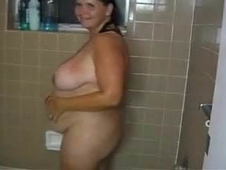 Stiefmoeder neemt een verfrissende douche