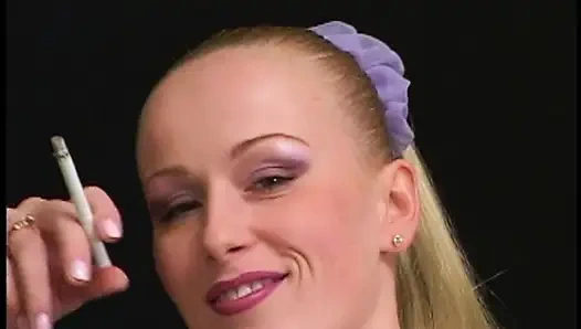 Sharon Wild dari Gadis Bugil Lagi Merokok