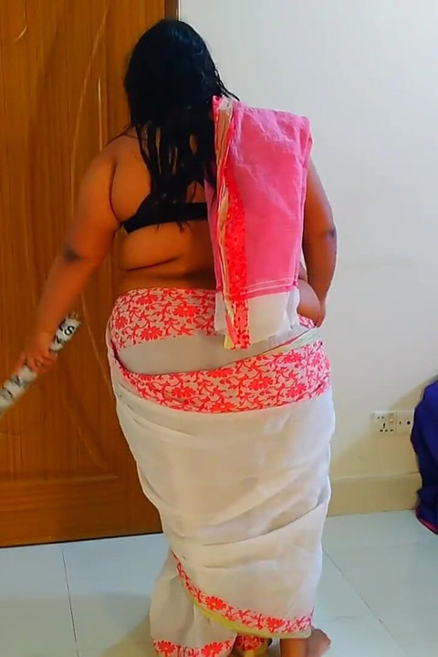 Desi bbw rijpe meid krijgt cumshot door de 19-jarige stiefzoon van de eigenaar terwijl ze de kamer veegt - enorme konten en grote borsten anaal geneukt en klaarkomen