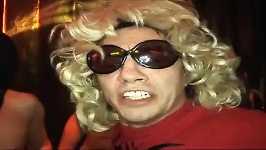 Зрелую крошку глубоко отфистили до дикого сквирта в групповом безумии