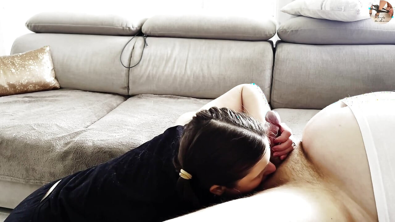 Ερασιτέχνιδα βασίλισσα της πίπας πιπώνει και καταπίνει