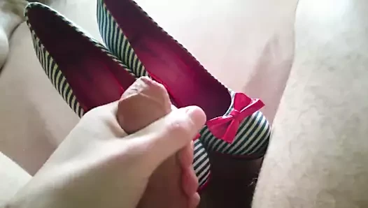 Pump porn video – Cum on her Designer Pumps