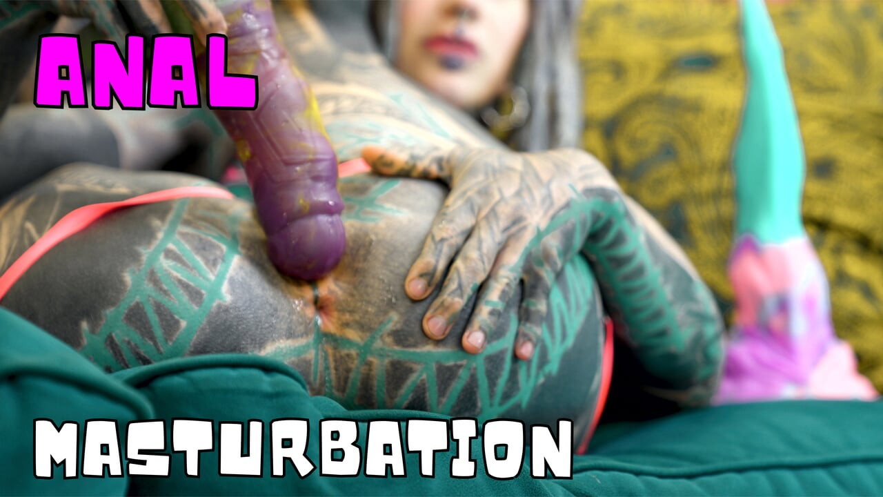 Tatuada gata faz solo profundo com brinquedos anais em lingerie