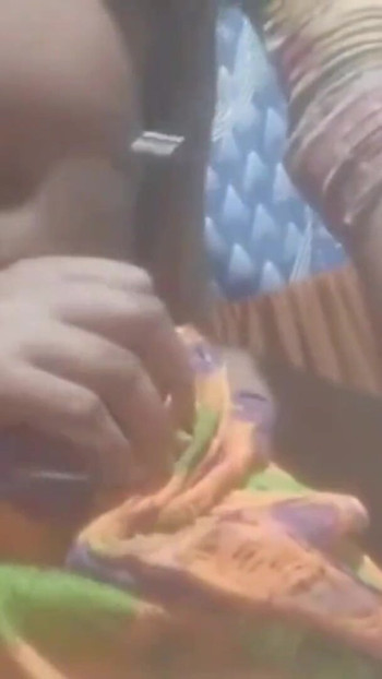 Momento cativante de "Concordo em compartilhar uma cama com meu enteado e ele eu porque ele tem medo do trovão"