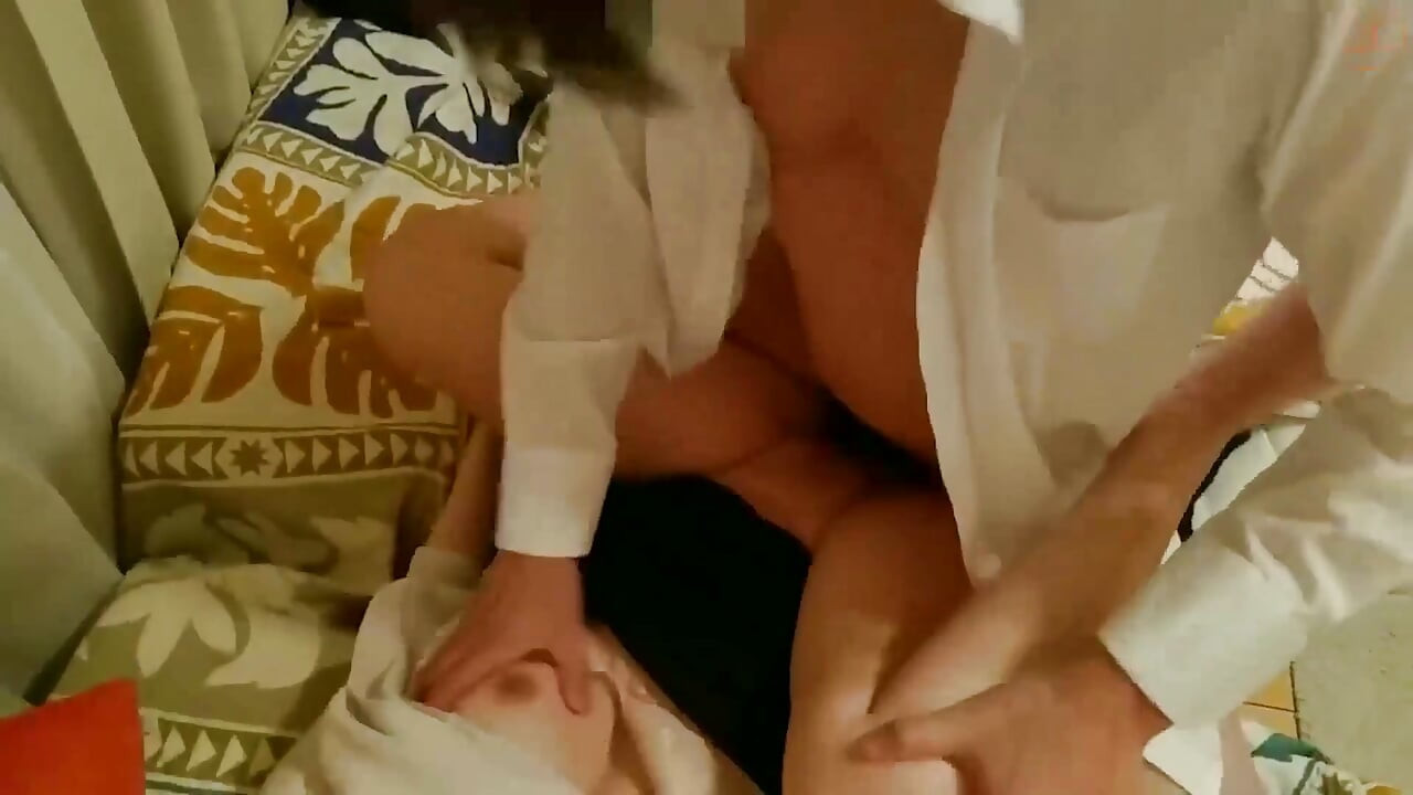 امرأة آسيوية تقذف في فمها